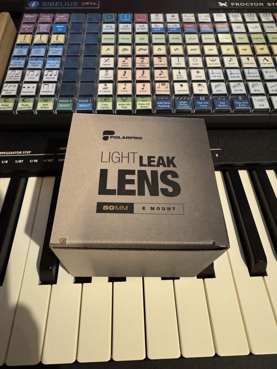 LIGHT LEAK LENS